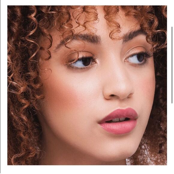 True + Luscious Lucky Glow Bronze and Highlight Palette - Picture 5 of 9